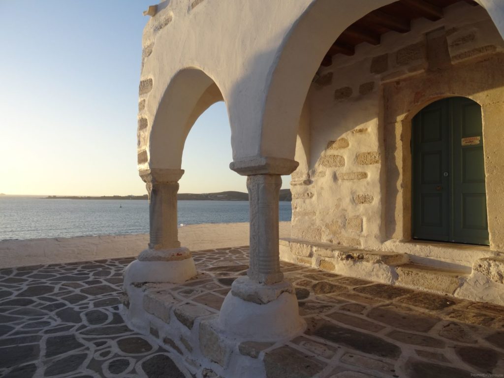 Eglise Agios Konstantinos face à la mer