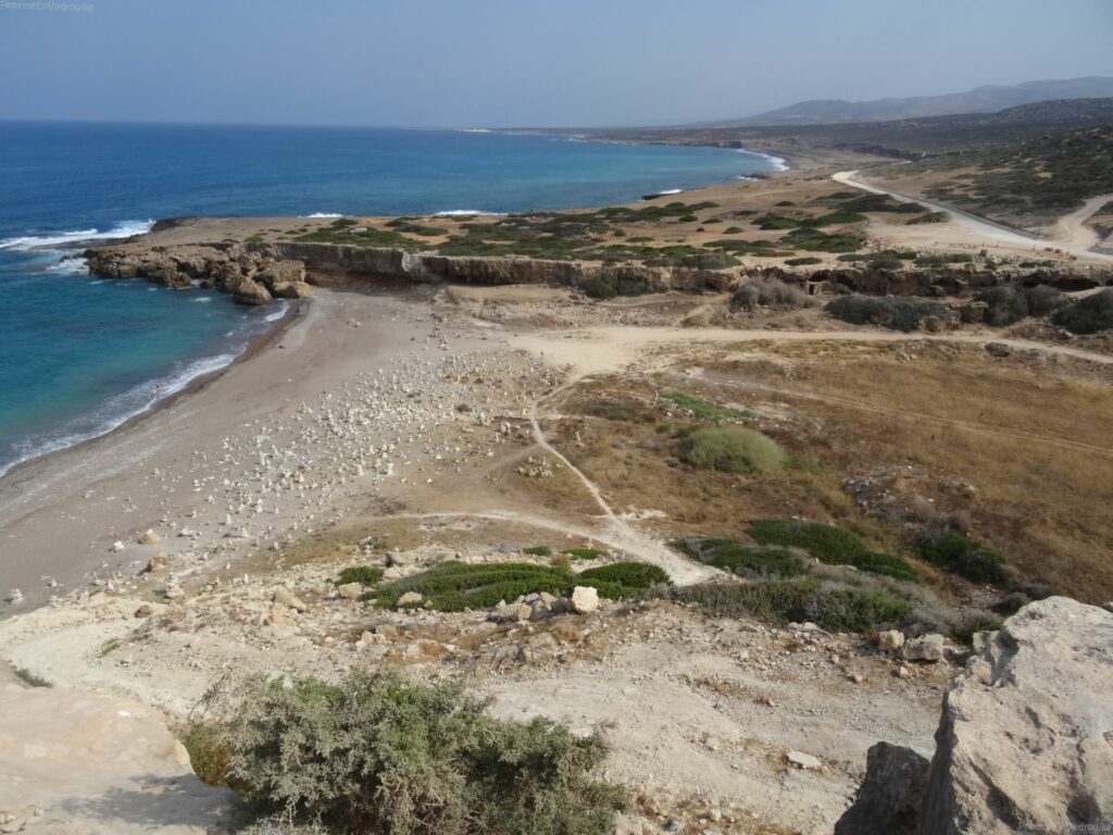 Vue sur la côte depuis le sentier menant aux gorges d'Avakas