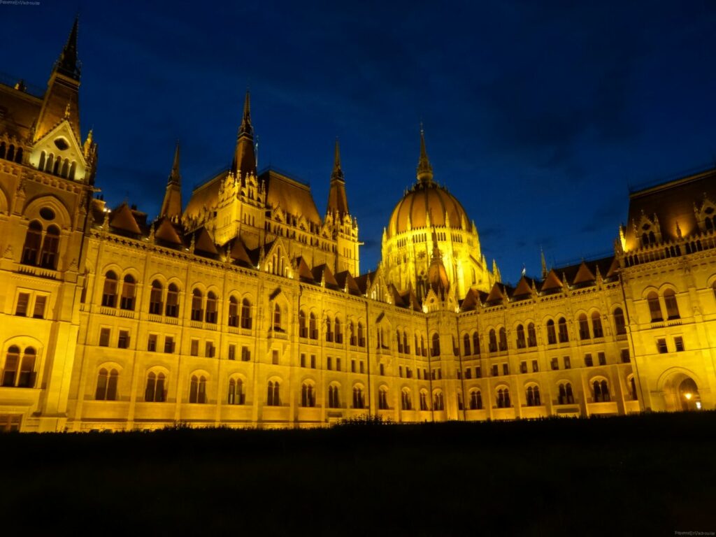 Parlement de Budapest by night